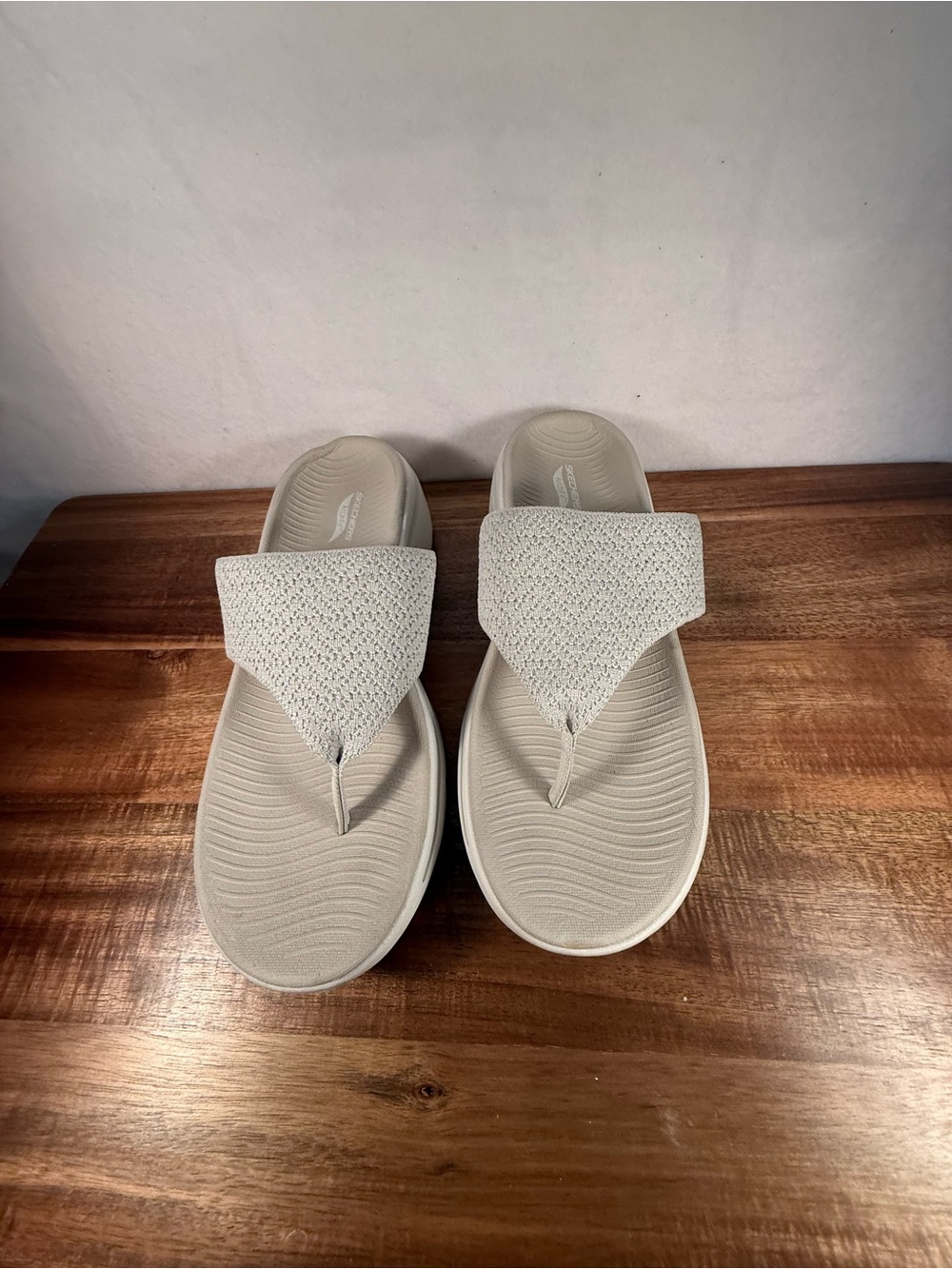 Sketchers Go Walk Arch Fit Knit Sandals, Cream Size 9 - Picture 2 of 11